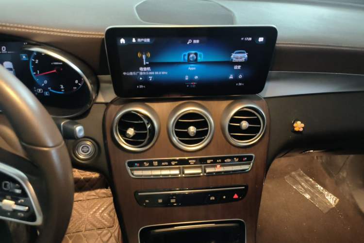 Used Mercedes-Benz GLC 2020 Facelift GLC 300 L 4MATIC Dynamic Edition Audio And AC Panel