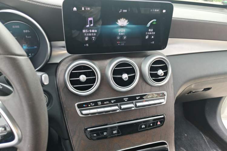 Used Mercedes-Benz GLC 2020 Facelift GLC 260 L 4MATIC Luxury Edition Audio And AC Panel