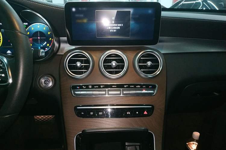 Used Mercedes-Benz GLC 2020 GLC 300 L 4MATIC Dynamic Edition Audio And AC Panel