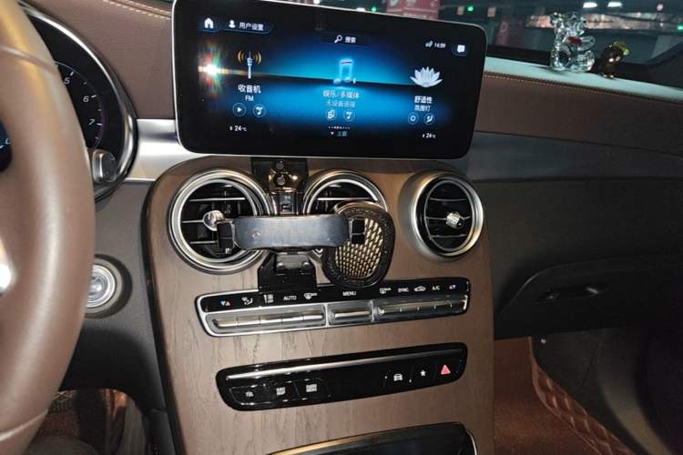 Used Mercedes-Benz GLC 2020 Facelift GLC 260 L 4MATIC Luxury Edition Audio And AC Panel