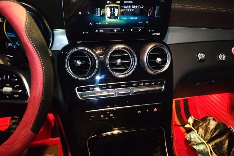 Used Mercedes-Benz GLC 2020 Facelifted GLC 260 L 4MATIC Dynamic Edition Audio And AC Panel