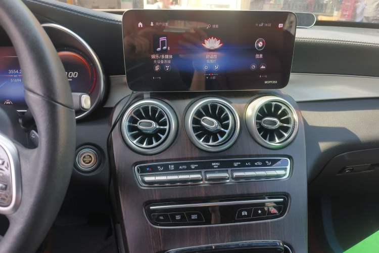Used Mercedes-Benz GLC 2020 Facelift GLC 300 L 4MATIC Dynamic Edition Audio And AC Panel