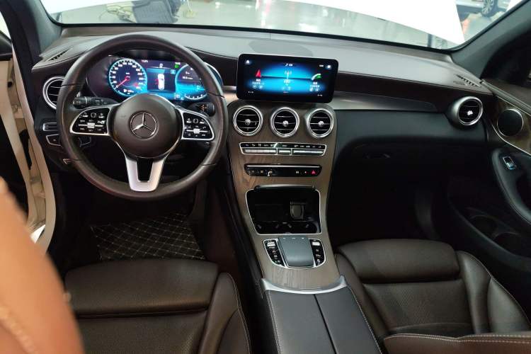 Used Mercedes-Benz GLC 2020 Facelift GLC 260 L 4MATIC Luxury Edition Audio And AC Panel