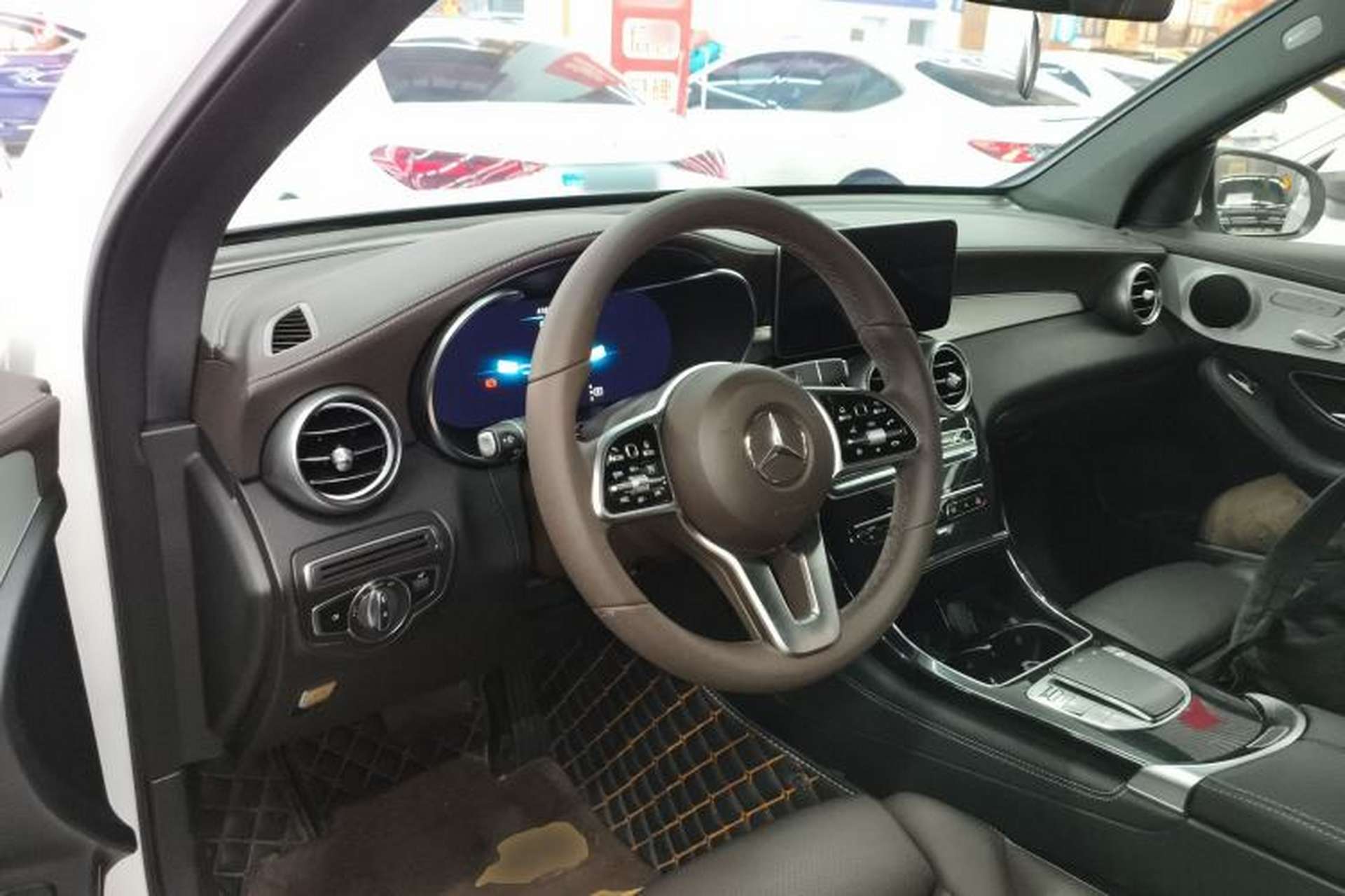 Used Mercedes-Benz GLC 2020 Facelifted GLC 260 L 4MATIC Dynamic Edition Center Console