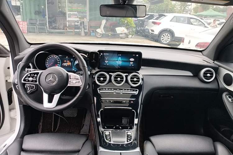 Used Mercedes-Benz GLC 2020 Facelifted GLC 260 L 4MATIC Dynamic Edition Center Console