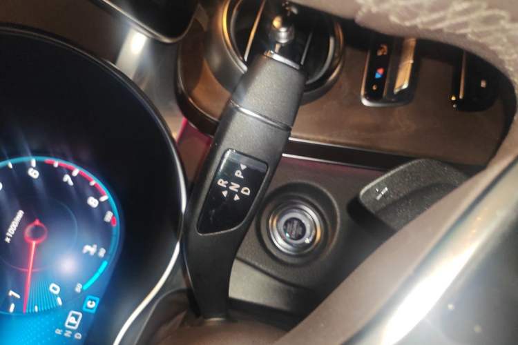 Used Mercedes-Benz GLC 2020 Facelift GLC 260 L 4MATIC Luxury Edition Gear Lever