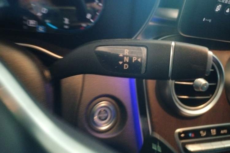 Used Mercedes-Benz GLC 2020 Facelift GLC 260 L 4MATIC Luxury Edition Gear Lever