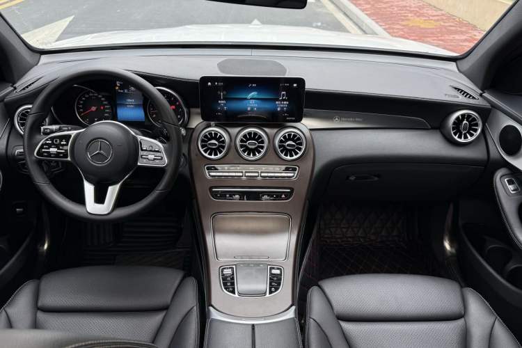 Used Mercedes-Benz GLC 2020 GLC 260 L 4MATIC Dynamic Model Interior 3