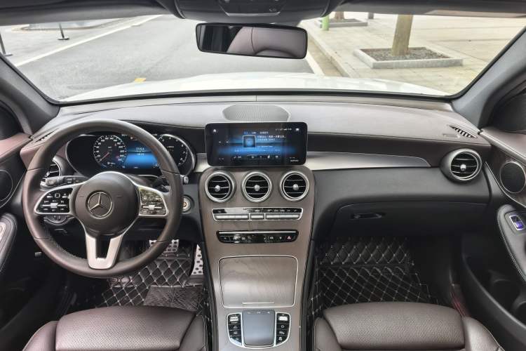 Used Mercedes-Benz GLC 2020 GLC 300 L 4MATIC Dynamic Edition Interior 9