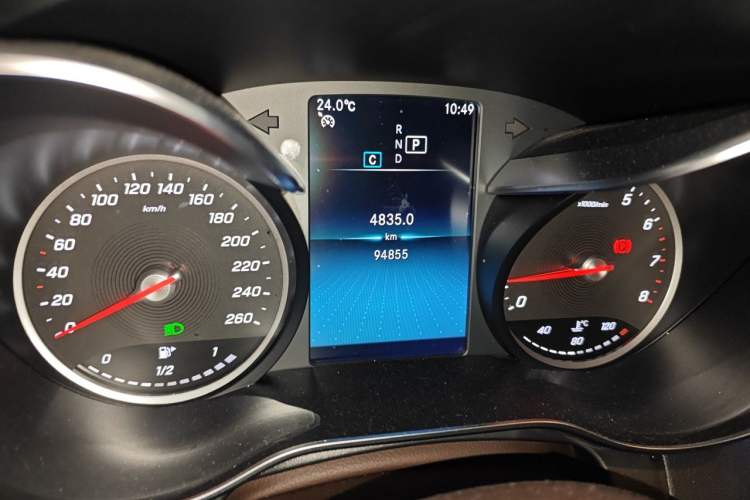 Used Mercedes-Benz GLC 2020 GLC 260 L 4MATIC Dynamic Model Odometer Close Up