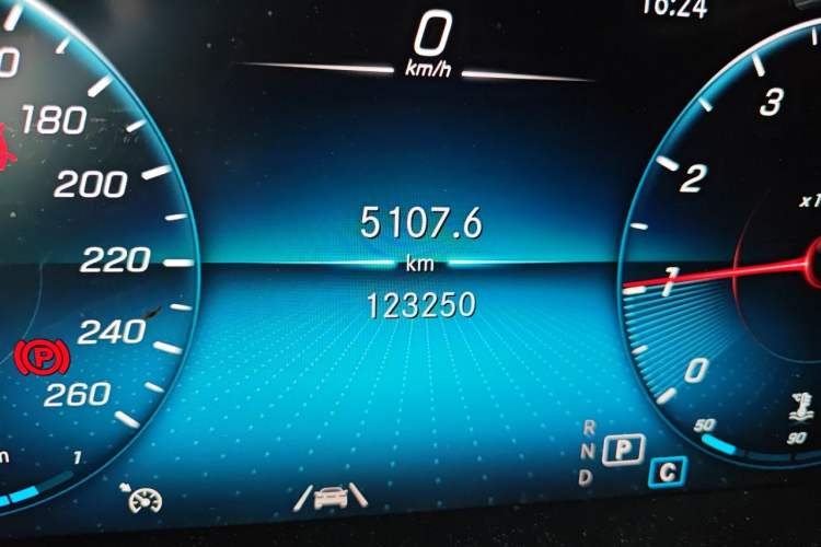 Used Mercedes-Benz GLC 2020 GLC 300 L 4MATIC Dynamic Edition Odometer Close Up