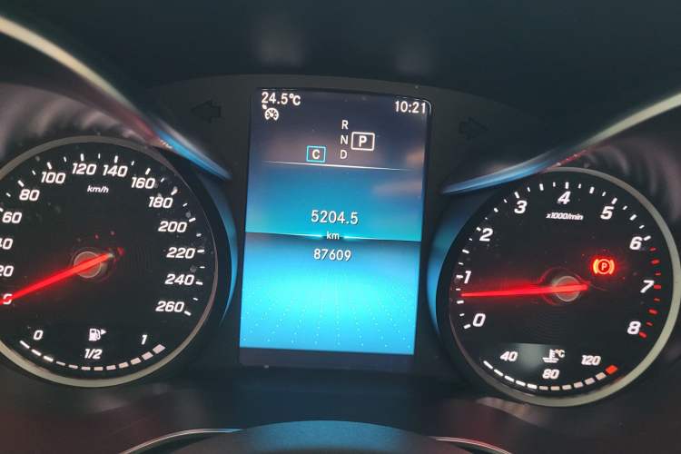 Used Mercedes-Benz GLC 2020 GLC 260 L 4MATIC Dynamic Model Odometer Close Up