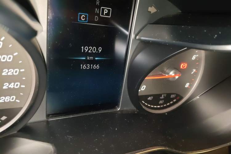 Used Mercedes-Benz GLC 2020 GLC 260 L 4MATIC Dynamic Model Odometer Close Up