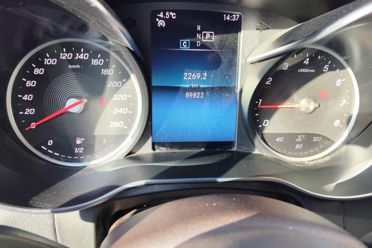 Used Mercedes-Benz GLC 2020 GLC 260 L 4MATIC Dynamic Model Odometer Close Up