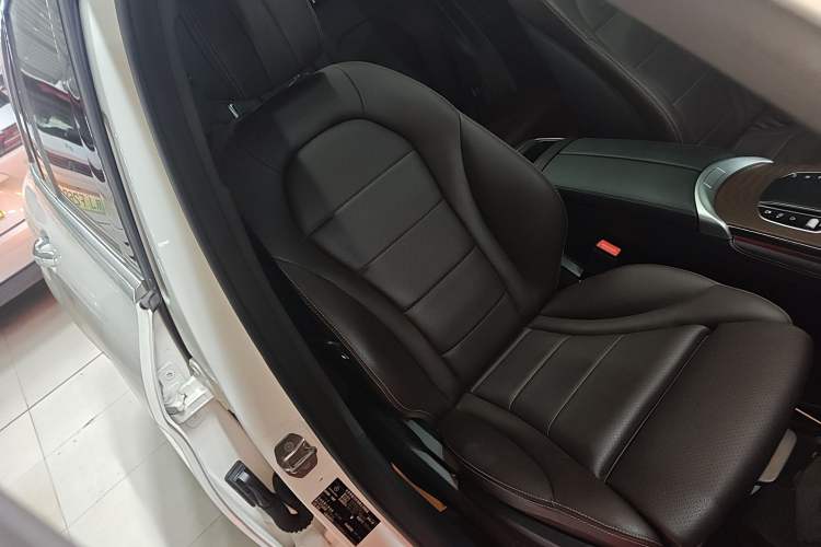 Used Mercedes-Benz GLC 2020 Facelift GLC 260 L 4MATIC Luxury Edition Right Front Seat