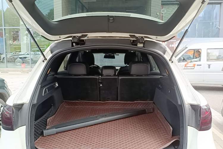 Used Mercedes-Benz GLC 2020 Facelift GLC 300 L 4MATIC Dynamic Edition Trunk