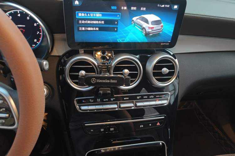 Used Mercedes-Benz GLC 2021 GLC 260 L 4MATIC Dynamic Edition Audio And AC Panel
