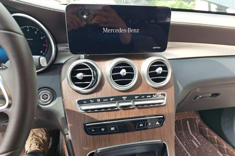 Used Mercedes-Benz GLC 2021 GLC 300 L 4MATIC Dynamic Model Audio And AC Panel
