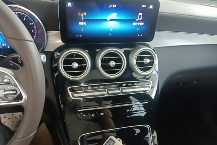Used Mercedes-Benz GLC 2021 GLC 260 L 4MATIC Dynamic Edition Audio And AC Panel