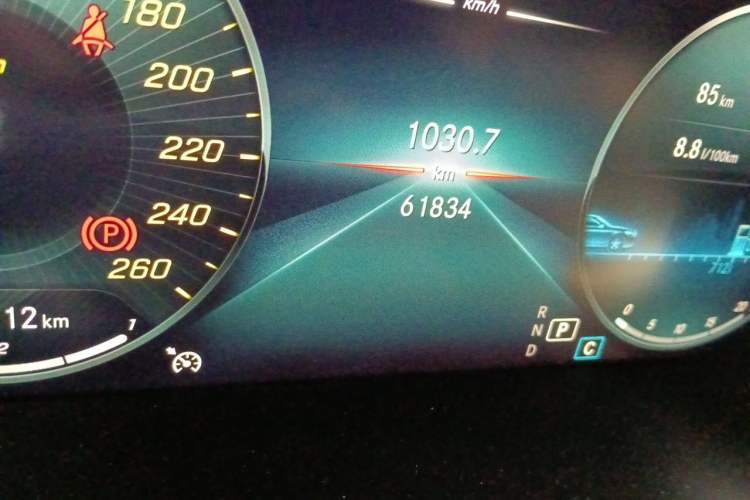 Used Mercedes-Benz GLC 2021 GLC 260 L 4MATIC Luxury Model Odometer Close Up