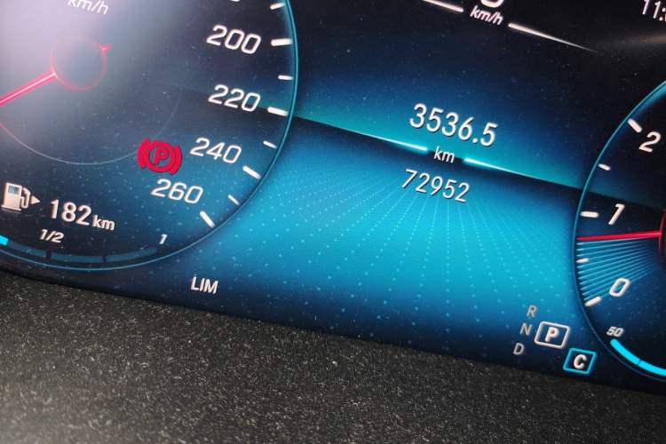 Used Mercedes-Benz GLC 2021 GLC 260 L 4MATIC Dynamic Edition Odometer Close Up