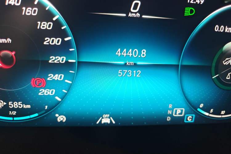 Used Mercedes-Benz GLC 2021 GLC 300 L 4MATIC Dynamic Model Odometer Close Up