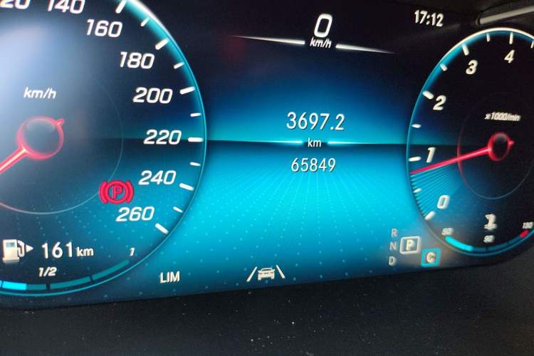 Used Mercedes-Benz GLC 2021 GLC 300 L 4MATIC Dynamic Model Odometer Close Up