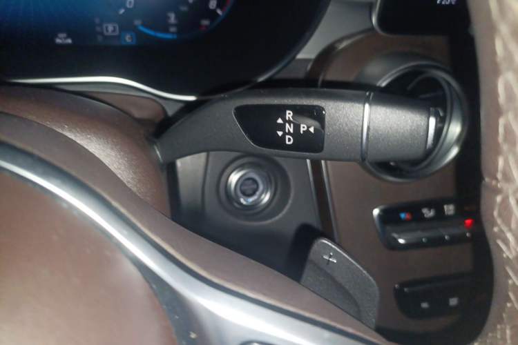 Used Mercedes-Benz GLC 2021 GLC 260 L 4MATIC Luxury Model Gear Lever