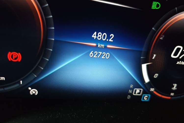 Used Mercedes-Benz GLC 2021 GLC 260 L 4MATIC Dynamic Edition Odometer Close Up