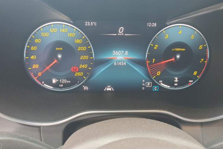 Used Mercedes-Benz GLC 2021 GLC 300 L 4MATIC Dynamic Model Odometer Close Up