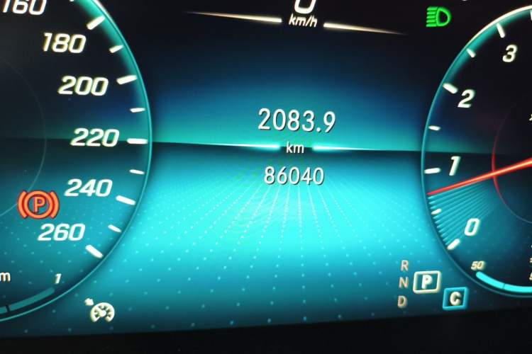 Used Mercedes-Benz GLC 2021 GLC 260 L 4MATIC Dynamic Edition Odometer Close Up