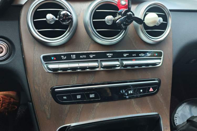 Used Mercedes-Benz GLC 2022 Second Facelift GLC 260 L 4MATIC Luxury Edition Audio And AC Panel
