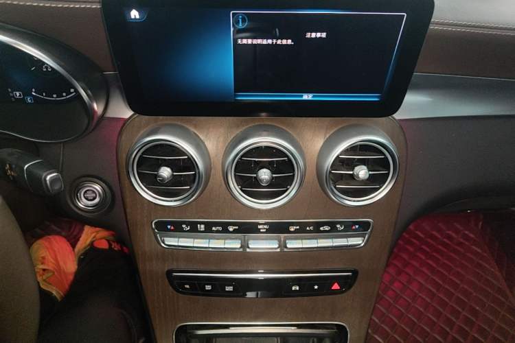 Used Mercedes-Benz GLC 2022 Second Facelift GLC 260 L 4MATIC Luxury Edition Audio And AC Panel