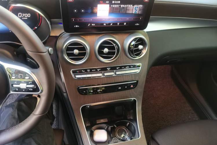 Used Mercedes-Benz GLC 2022 Second Facelift GLC 260 L 4MATIC Luxury Edition Audio And AC Panel
