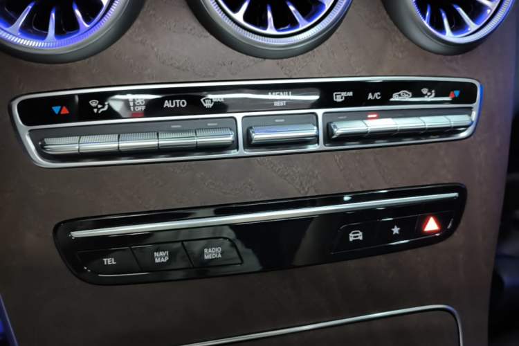 Used Mercedes-Benz GLC 2022 Refreshed GLC 300 L 4MATIC Dynamic Edition Prestige Version Audio And AC Panel