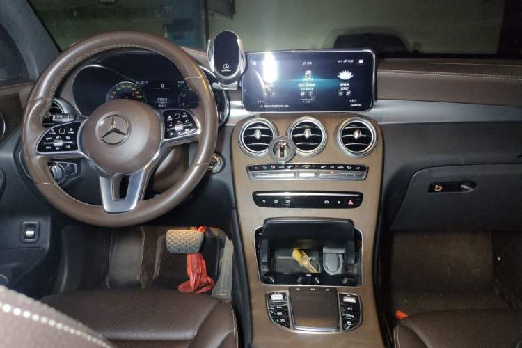 Used Mercedes-Benz GLC 2022 Second Facelift GLC 260 L 4MATIC Luxury Edition Audio And AC Panel