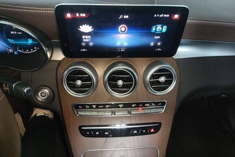 Used Mercedes-Benz GLC 2022 Facelift GLC 260 L 4MATIC Luxury Edition Audio And AC Panel