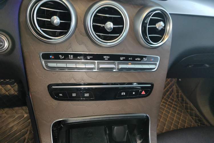 Used Mercedes-Benz GLC 2022 Second Facelift GLC 260 L 4MATIC Luxury Edition Audio And AC Panel