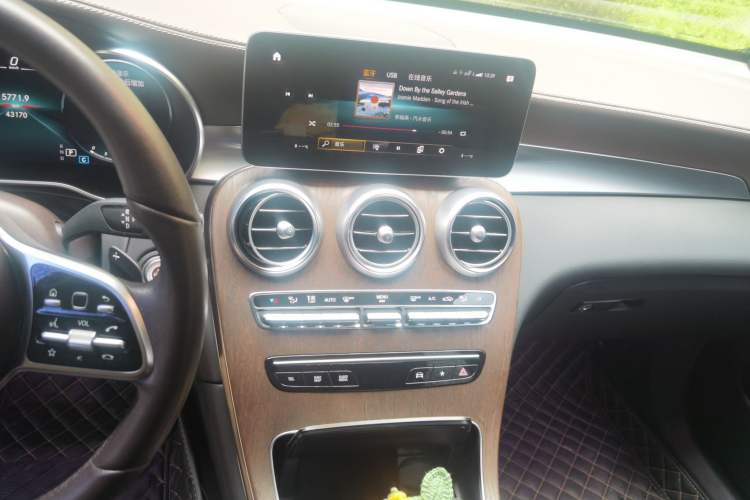 Used Mercedes-Benz GLC 2022 Second Facelift GLC 260 L 4MATIC Luxury Edition Audio And AC Panel