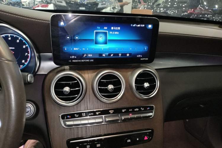 Used Mercedes-Benz GLC 2022 Facelift GLC 260 L 4MATIC Luxury Edition Audio And AC Panel