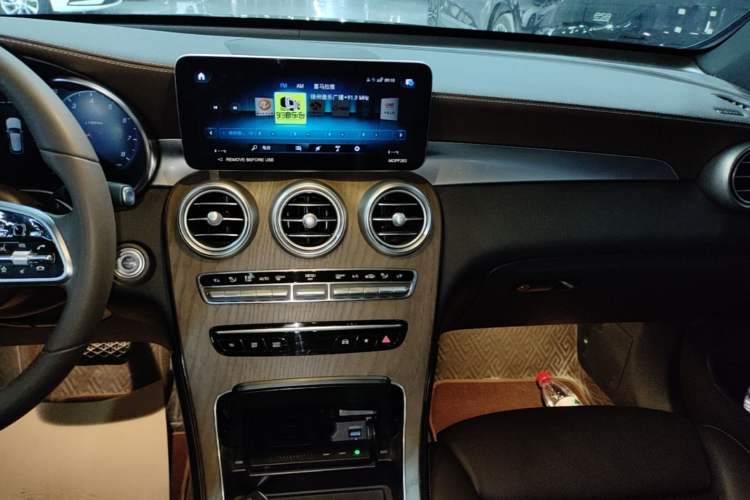 Used Mercedes-Benz GLC 2022 Second Facelift GLC 260 L 4MATIC Luxury Edition Audio And AC Panel