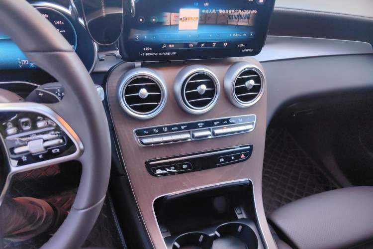 Used Mercedes-Benz GLC 2022 Facelift GLC 260 L 4MATIC Luxury Edition Audio And AC Panel