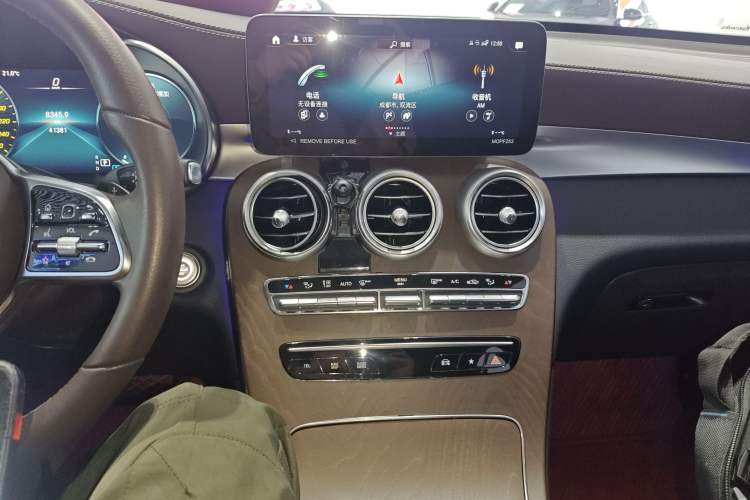 Used Mercedes-Benz GLC 2022 Second Facelift GLC 260 L 4MATIC Luxury Edition Audio And AC Panel
