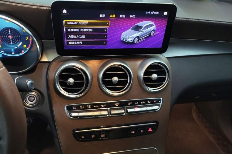 Used Mercedes-Benz GLC 2022 Second Facelift GLC 260 L 4MATIC Luxury Edition Audio And AC Panel