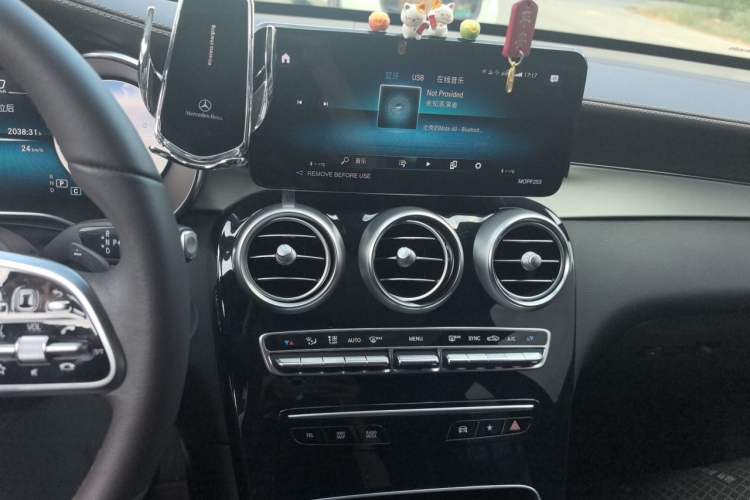 Used Mercedes-Benz GLC 2022 Refreshed GLC 260 L 4MATIC Dynamic Edition Audio And AC Panel