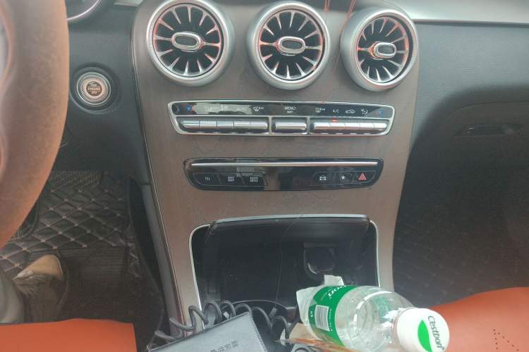 Used Mercedes-Benz GLC 2022 Second Facelift GLC 260 L 4MATIC Luxury Edition Audio And AC Panel