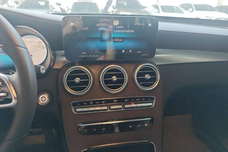 Used Mercedes-Benz GLC 2022 Facelift GLC 260 L 4MATIC Luxury Edition Audio And AC Panel