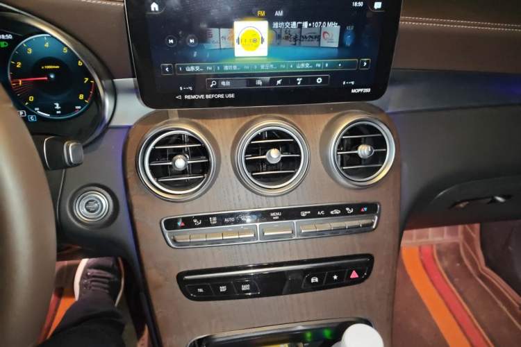 Used Mercedes-Benz GLC 2022 Second Facelift GLC 260 L 4MATIC Luxury Edition Audio And AC Panel