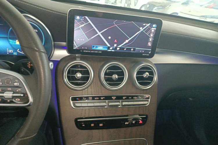 Used Mercedes-Benz GLC 2022 Second Facelift GLC 260 L 4MATIC Luxury Edition Audio And AC Panel