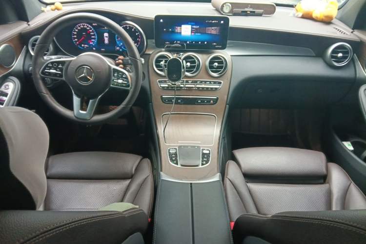 Used Mercedes-Benz GLC 2022 GLC 300 L 4MATIC Dynamic Edition Prestige Model Center Console